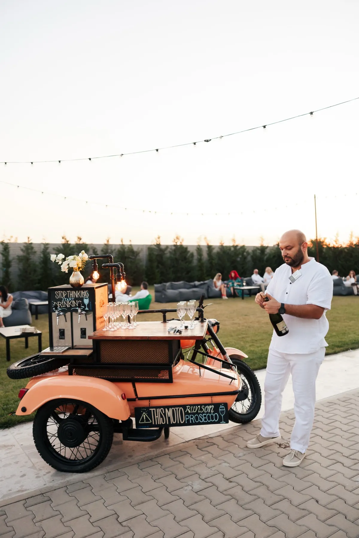 Moto-barul Shaker Bar cu robinete de prosecco și pahare pe tejghea