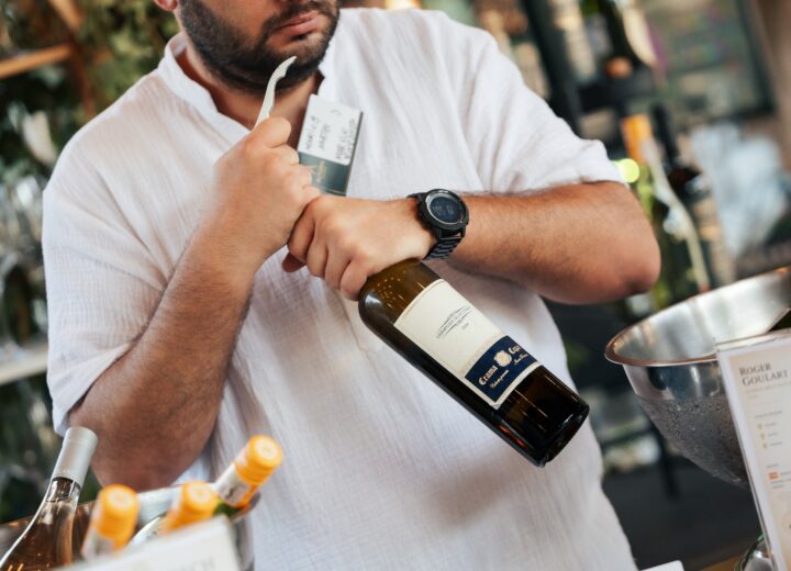 Barman Shaker Bar deschizând o sticlă de vin la bar