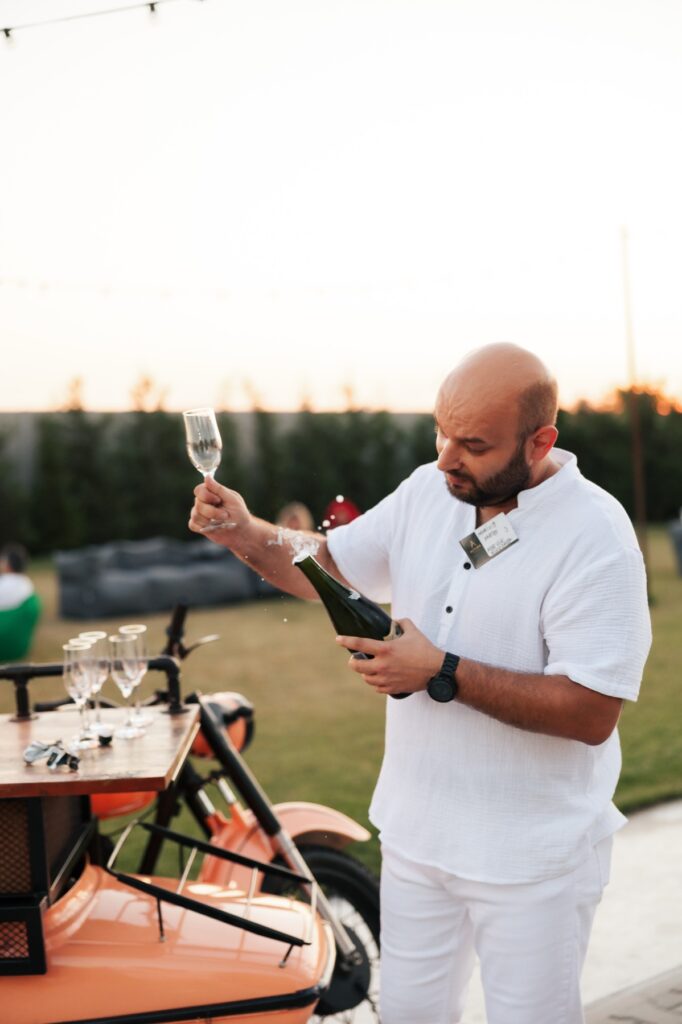 Prosecco deschis la apus, lângă moto-bar