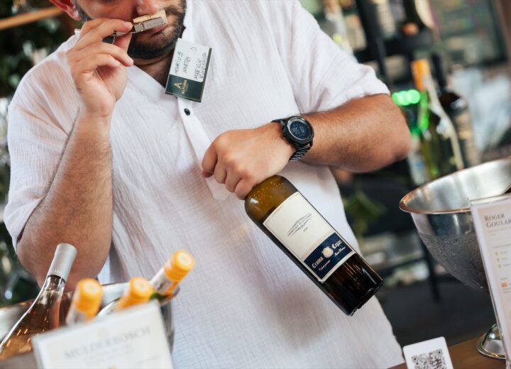 Barman Shaker Bar pregătind băuturile la un eveniment