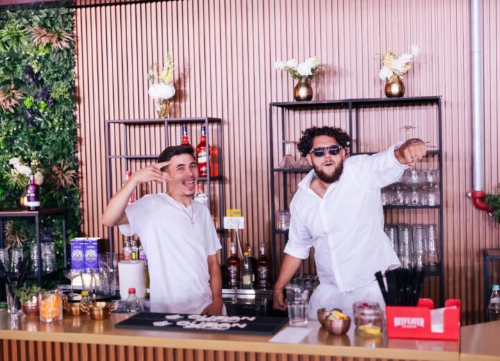 Doi barmani Shaker Bar în spatele barului complet echipat