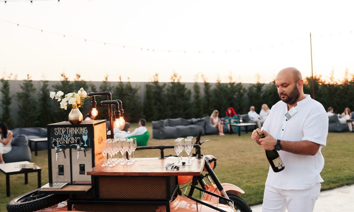 Moto-barul Shaker Bar — motocicletă de epocă cu ataș, robinete de prosecco și pahare pe tejghea