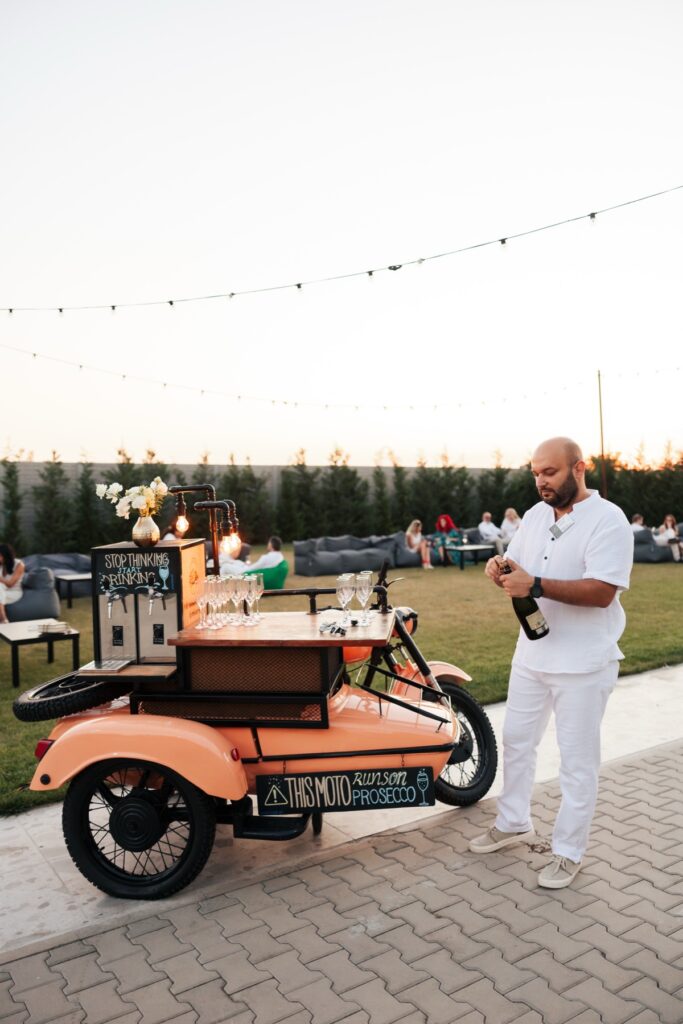 Moto-barul Shaker Bar — motocicletă de epocă cu ataș, robinete de prosecco și pahare pe tejghea