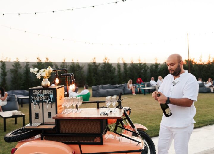 Moto-barul Shaker Bar — motocicletă de epocă cu ataș, robinete de prosecco și pahare pe tejghea